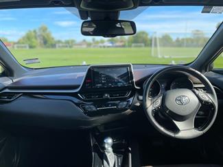 2017 Toyota C-HR - Thumbnail