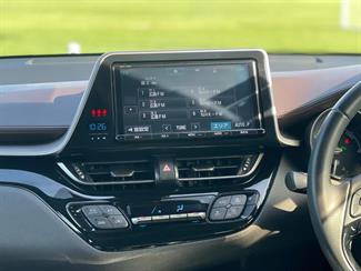 2017 Toyota C-HR - Thumbnail