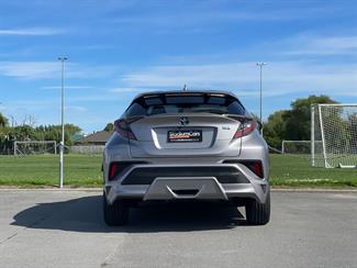 2017 Toyota C-HR - Thumbnail
