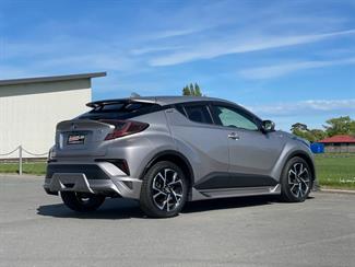 2017 Toyota C-HR - Thumbnail