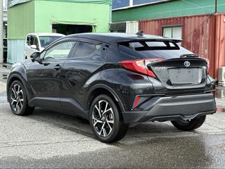 2017 Toyota C-HR - Thumbnail