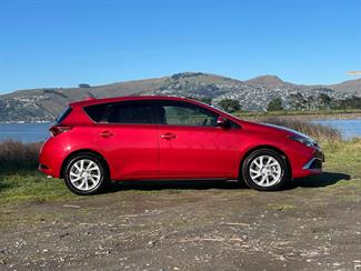 2017 Toyota Auris - Thumbnail