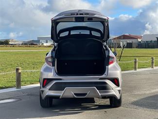 2017 Toyota C-HR - Thumbnail