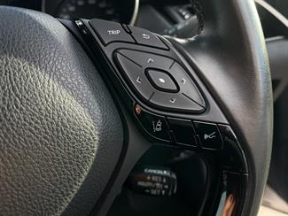 2017 Toyota C-HR - Thumbnail