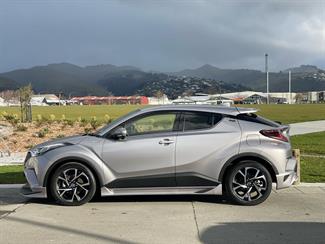 2017 Toyota C-HR - Thumbnail