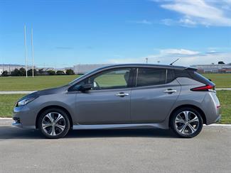 2017 Nissan LEAF - Thumbnail