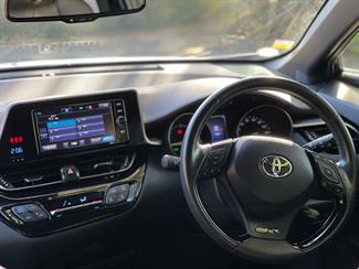 2017 Toyota C-HR - Thumbnail
