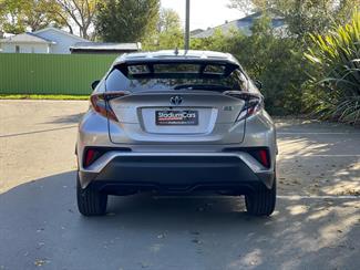 2017 Toyota C-HR - Thumbnail