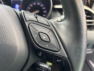 2017 Toyota C-HR - Thumbnail